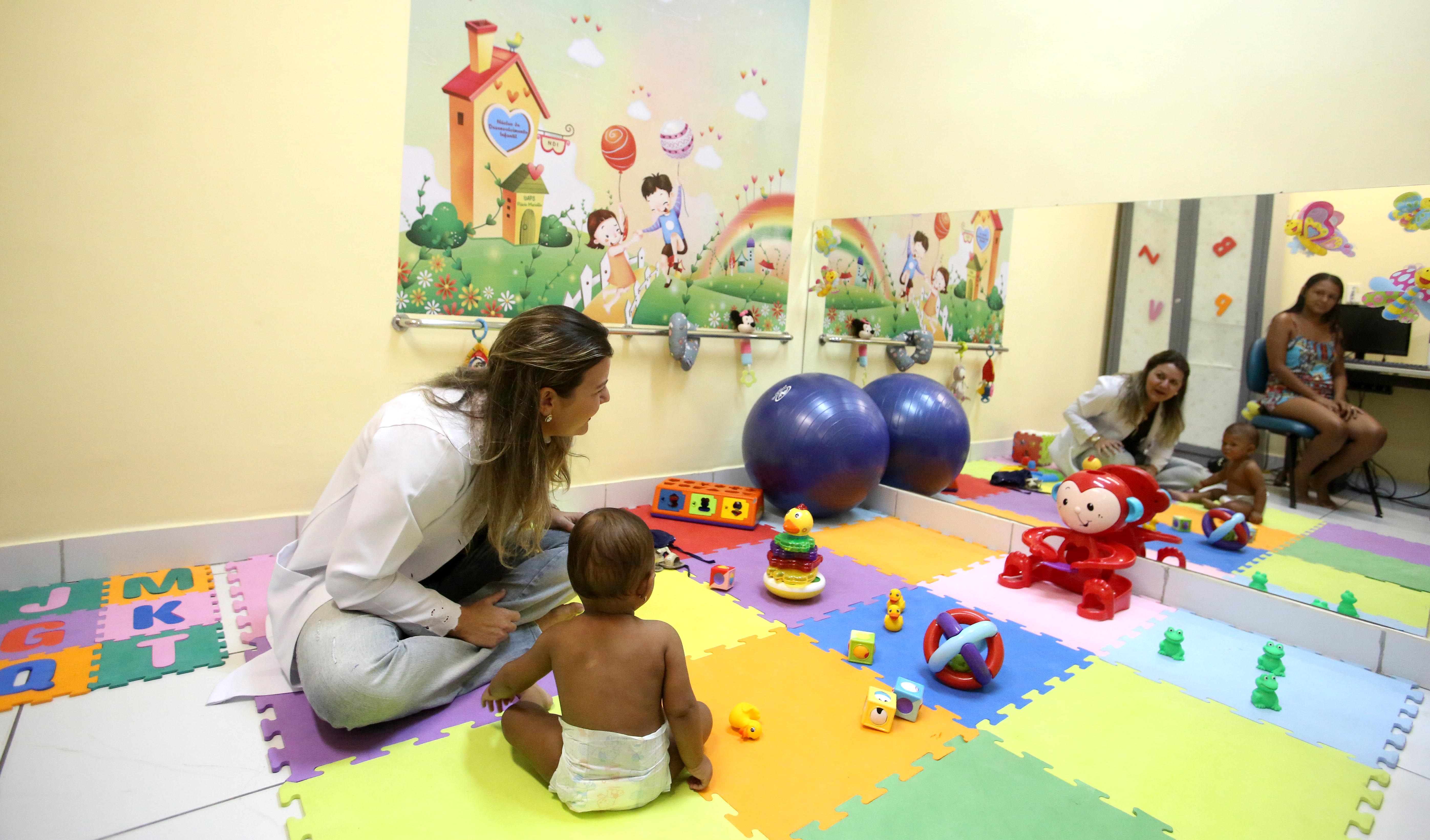 médica bricando com um bebê